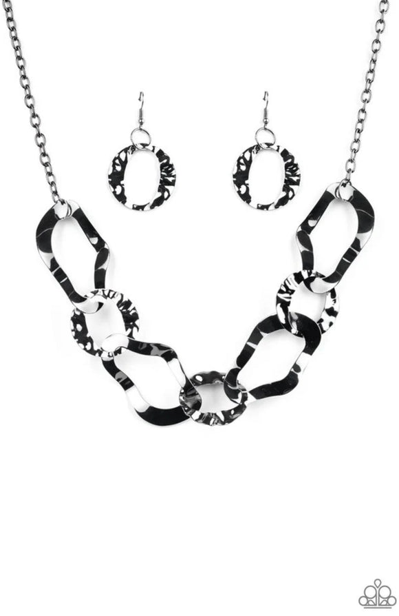 Capital Contour- black necklace