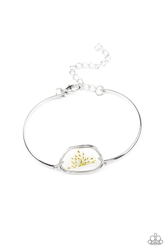 Prairie Paradise - White flower clasp bracelet