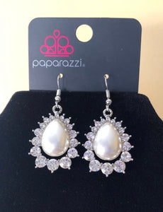 Paparazzi Regal Renewal❤️white pearl earrings